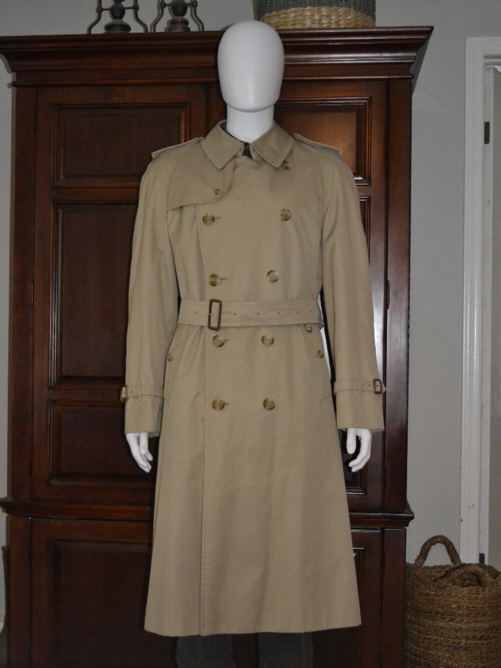 Burberry Men’s Large Trench Coat – Beautiful Condition